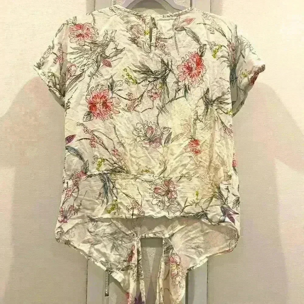 Buffalo white floral women knot front t shirt in Sz S (could fit Sz M) - EUC - Picture 2 of 4